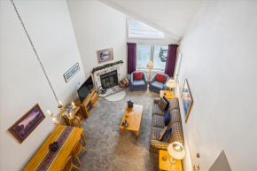 Charming 2-Bedroom Slopeside at Pico Mountain E304